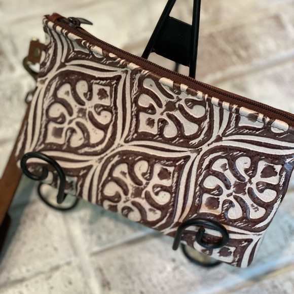 Cowhide Wristlet Clutch Leather Brown Embossed Leather Crossbody bag zippered - Picture 5 of 8